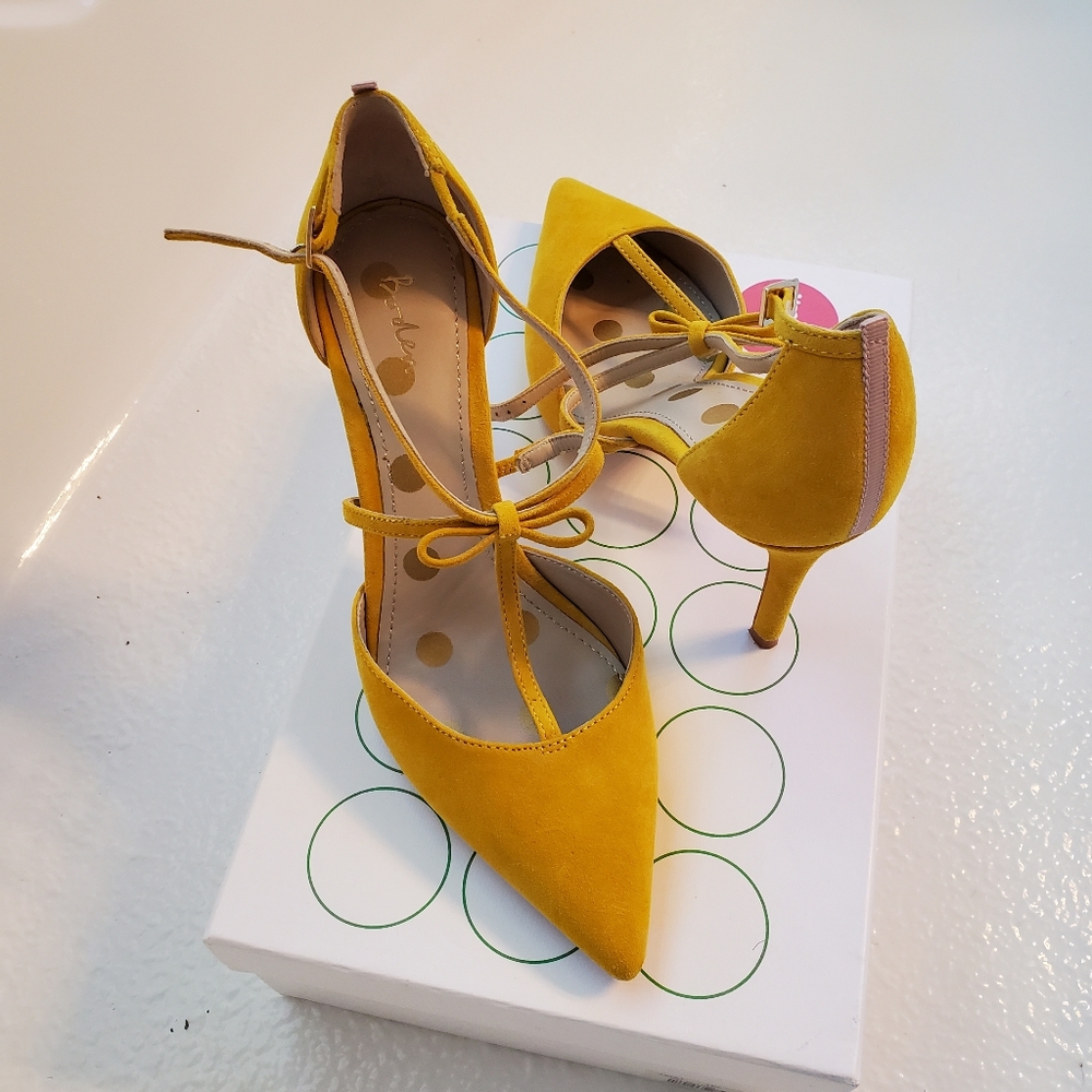 Boden Jennifer T-Bar mustard colored high heel shoes. Size 7.5